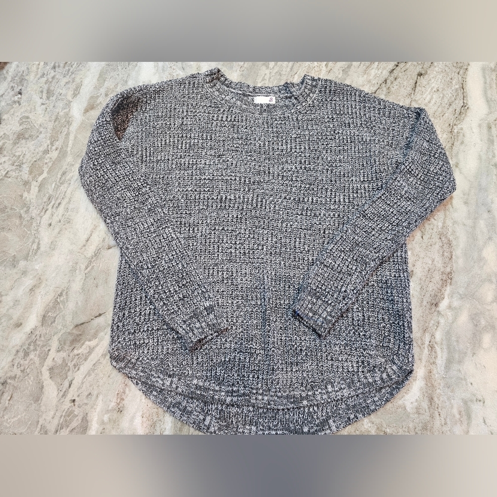 SO Gray Marled Sweater Women’s Medium Curved Hem Long Sleeve Pullover